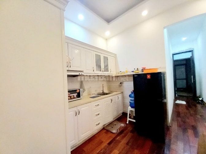 Cho thuê căn studio tầng 3, sử dụng 50m2, view Hồ Tây, phố Trích Sài