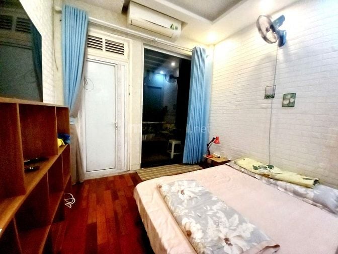 Cho thuê căn studio tầng 3, sử dụng 50m2, view Hồ Tây, phố Trích Sài