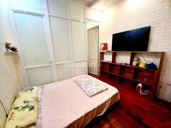 Cho thuê căn studio tầng 3, sử dụng 50m2, view Hồ Tây, phố Trích Sài