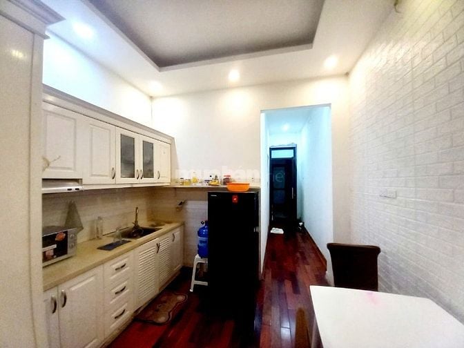 Cho thuê căn studio tầng 3, sử dụng 50m2, view Hồ Tây, phố Trích Sài