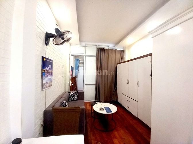 Cho thuê căn studio tầng 3, sử dụng 50m2, view Hồ Tây, phố Trích Sài
