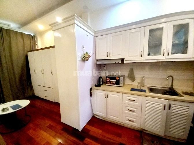 Cho thuê căn studio tầng 3, sử dụng 50m2, view Hồ Tây, phố Trích Sài