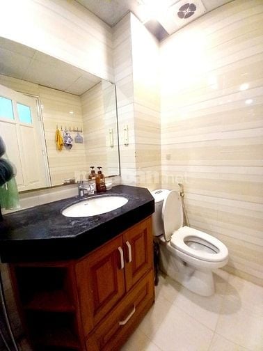 Cho thuê căn studio tầng 3, sử dụng 50m2, view Hồ Tây, phố Trích Sài