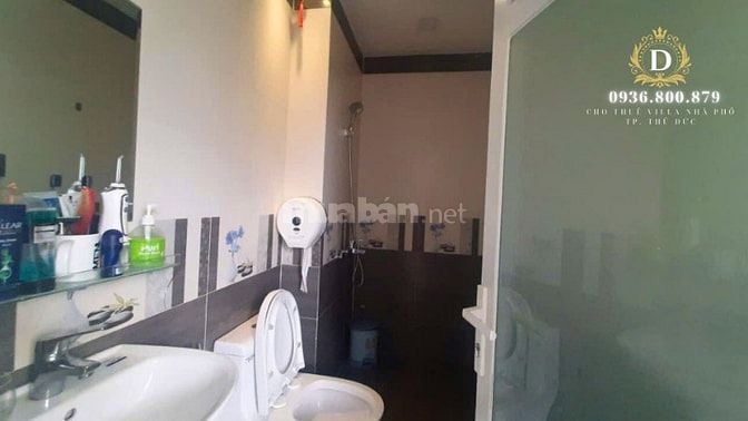Cho thuê tòa nhà góc 2 mặt tiền,hầm 4 sàn trống, thang máy,có bãi xe 