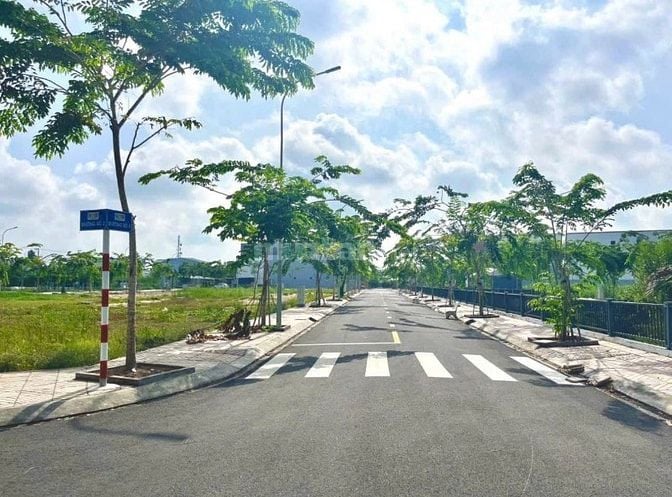 Cần bán nhanh lô 100m-990Triệu sổ sẵn ngay đường Đại Lộ Sân Bay LT