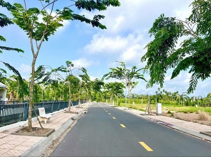 Cần bán nhanh lô 100m-990Triệu sổ sẵn ngay đường Đại Lộ Sân Bay LT