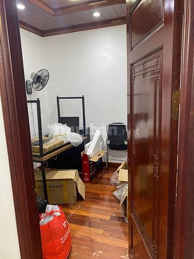 Cần cho thuê gấp sàn văn phòng 150m2 ngay Ngã Tư Sở, Đống Đa