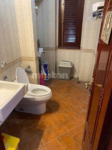 Cần cho thuê gấp sàn văn phòng 150m2 ngay Ngã Tư Sở, Đống Đa