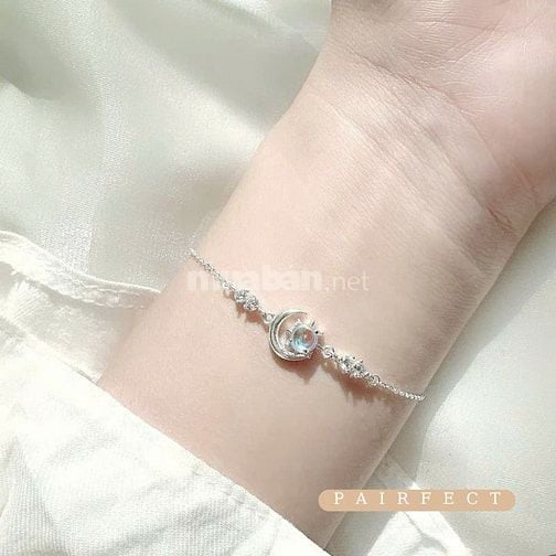 Vòng Tay Mặt Trăng Xanh – Dịu Dàng Như Cái Chạm Của Ánh Trăng