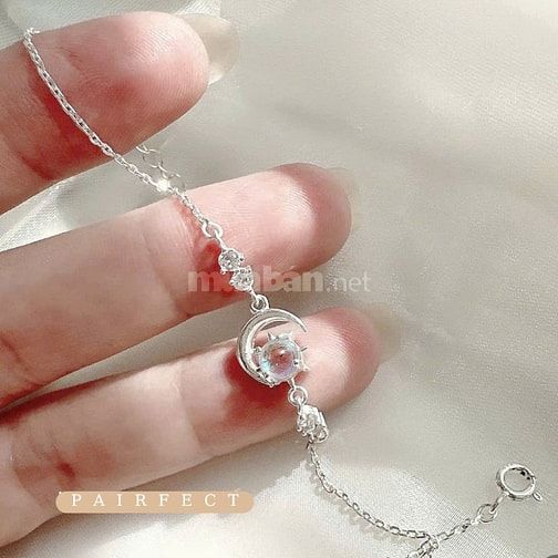 Vòng Tay Mặt Trăng Xanh – Dịu Dàng Như Cái Chạm Của Ánh Trăng