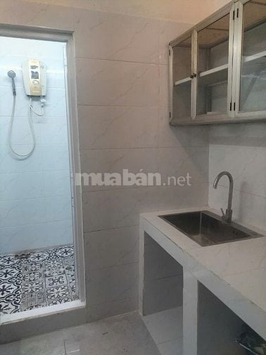 Cho thuê căn hộ lầu 3 mặt tiền đường Bùi Viện Quận 1 