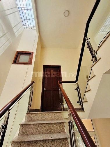 Biệt thự sân vườn hơn 200m², Lê Văn Thọ, Quận Gò Vấp, Hẻm xe tải 8m