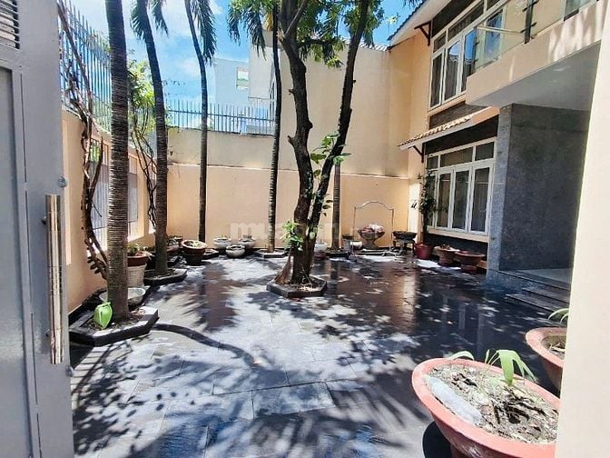Biệt thự sân vườn hơn 200m², Lê Văn Thọ, Quận Gò Vấp, Hẻm xe tải 8m