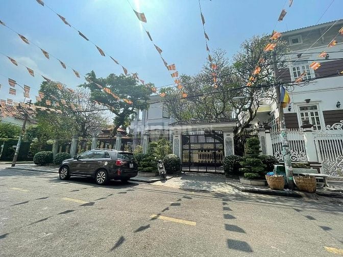 Biệt thự sân vườn góc 2MT khu Tên Lữa dt 226m2 nhà 2.5 tấm giá 27.5 tỷ