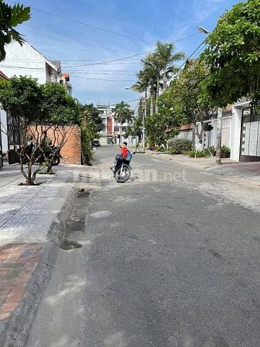 Biệt thự sân vườn góc 2MT khu Tên Lữa dt 226m2 nhà 2.5 tấm giá 27.5 tỷ