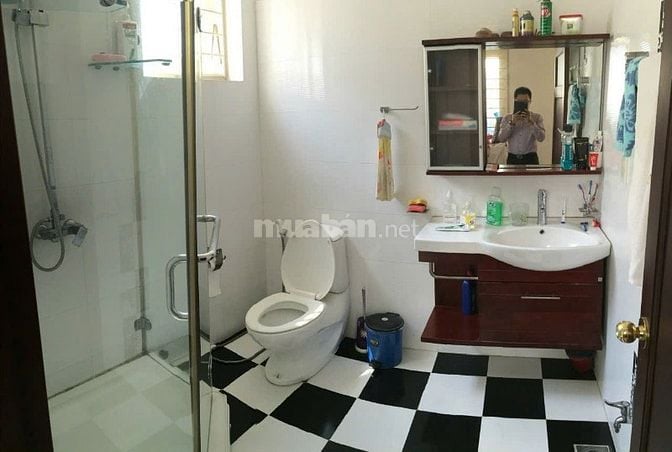 Cho thuê nhà mặt tiền hẻm xe tải – Nguyễn Văn Nguyễn, Quận 1 (gần Hoàn