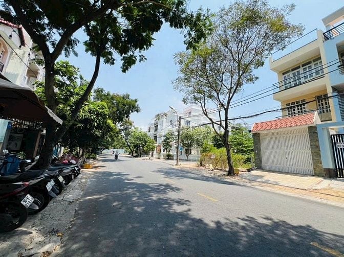 Đất mặt tiền đường 20 m, khu Phú mỹ Chợ lớn Bellaza Quận 7. 11 tỷ.