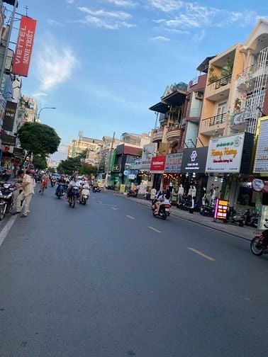 GÓC 2MTKD sầm uất TÂN QUÝ. DT:5.8x18 nở hậu 14m=155m2. Giá: 25 tỷ