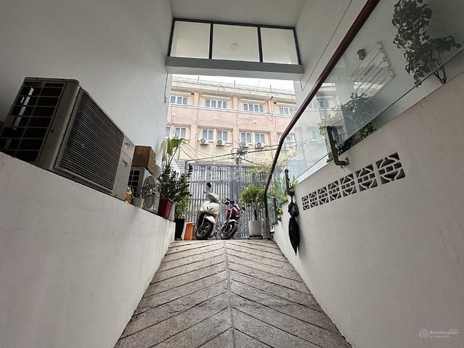 Bán tòa nhà CHDV 1 hầm 6 lầu có thang máy sát Q1 sát MT Lê Văn Duyệt