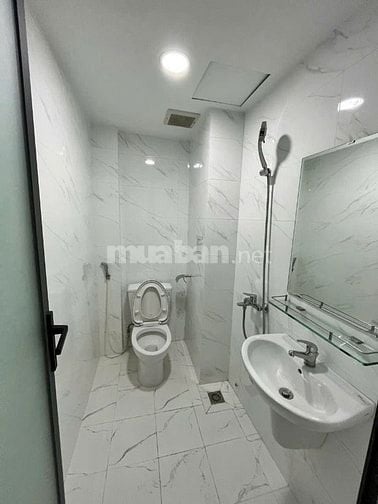 Bán tòa nhà CHDV 1 hầm 6 lầu có thang máy sát Q1 sát MT Lê Văn Duyệt