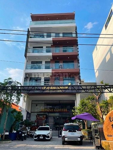 Cứu tôi với mt 178C Hai Bà Trưng Quận 3, diện tích: nh11x16m hầm 4T