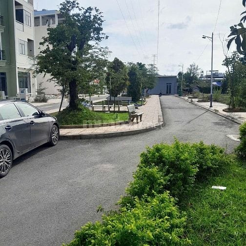 Nhà đẹp có công viên nhỏ - Đường tô ngọc vân giáp đại học văn hiến