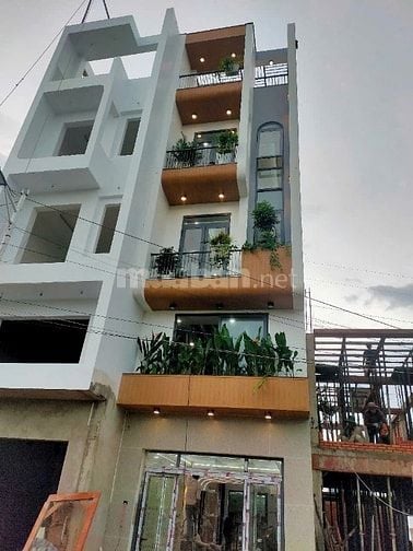 Nhà đẹp có công viên nhỏ - Đường tô ngọc vân giáp đại học văn hiến