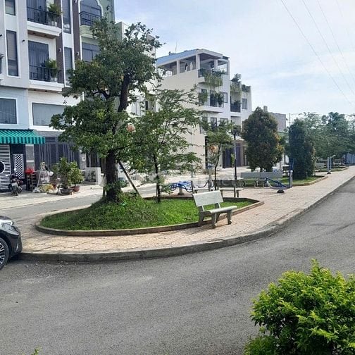 Nhà đẹp có công viên nhỏ - Đường tô ngọc vân giáp đại học văn hiến