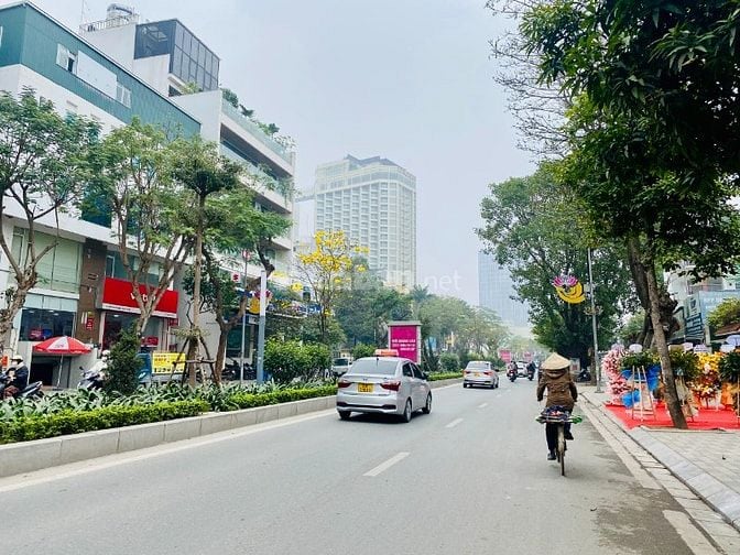 Cần cho thuê 203m² đất - nhà mặt phố Lạc Long Quân. Giáp Lotte Tây Hồ.