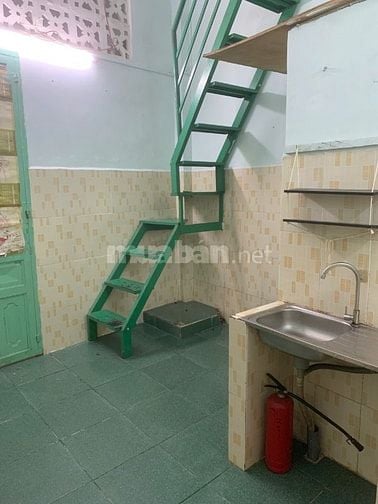 Nhà 1 trệt 1 lầu có camera an ninh, gần chợ và trường hoc