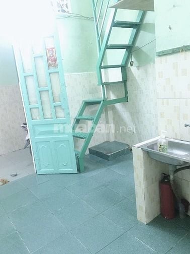 Nhà 1 trệt 1 lầu có camera an ninh, gần chợ và trường hoc