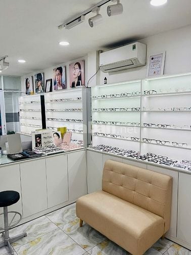 sang nhượng tiệm mắt kính hoạt động được hơn 1 năm