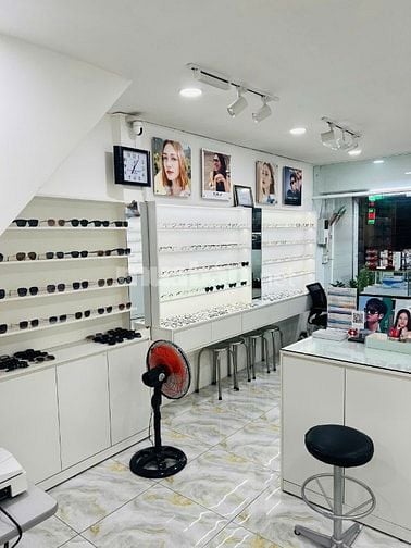 sang nhượng tiệm mắt kính hoạt động được hơn 1 năm