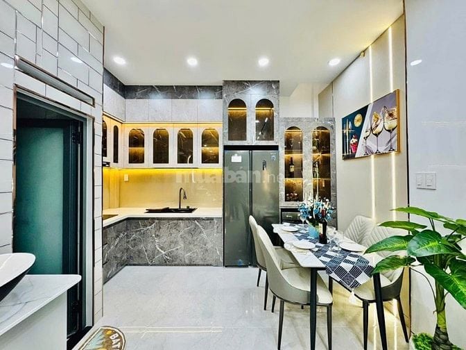 Bán nhà ngay Huỳnh Văn Bánh,Phú Nhuận.Giá: 2 tỷ 420tr/ 65m2,sổ riêng