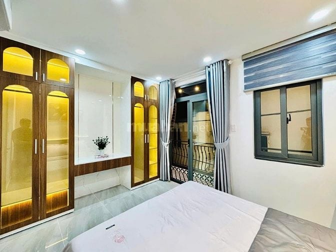 Bán nhà ngay Huỳnh Văn Bánh,Phú Nhuận.Giá: 2 tỷ 420tr/ 65m2,sổ riêng