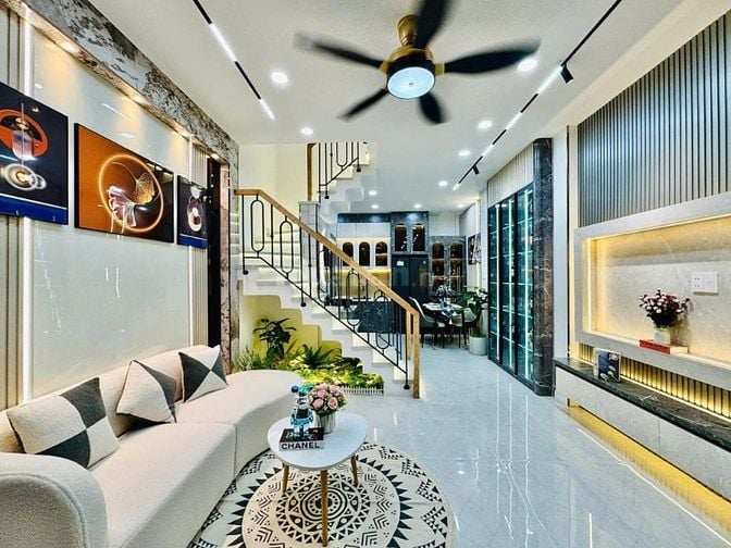 Bán nhà ngay Huỳnh Văn Bánh,Phú Nhuận.Giá: 2 tỷ 420tr/ 65m2,sổ riêng