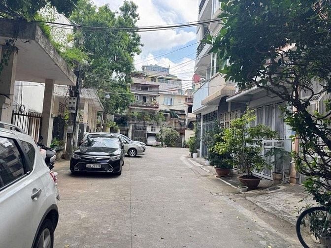 Bán nhà  Đê La Thành, Đống Đa, Dt 60m2, 5t, thoáng trước sau.