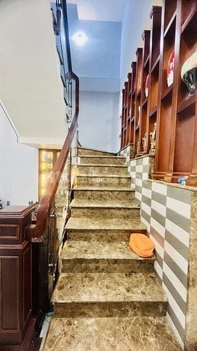 TRẦN HƯNG ĐẠO - 5 TẦNG - HẺM 8M - DT 5m x 20 - GẦN MẶT TIỀN