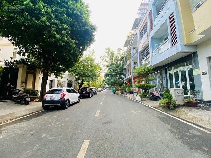 Bán Villa 2MT Quận 7 hướng Đông Nam, DT 9 x 18.6m, nhà 3 tầng 18.5 tỷ 