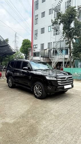 Bán Toyota Land Cruiser LC300 sản xuất 2024 siêu lướt.