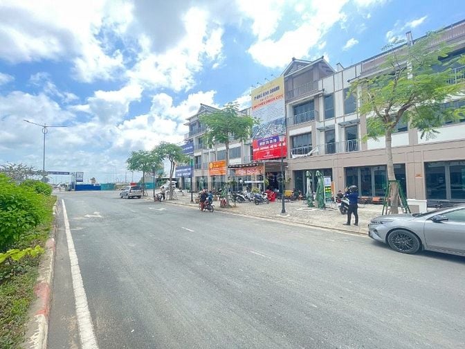 Kẹt tiền bán gấp shophouse mặt tiền đường 3/2