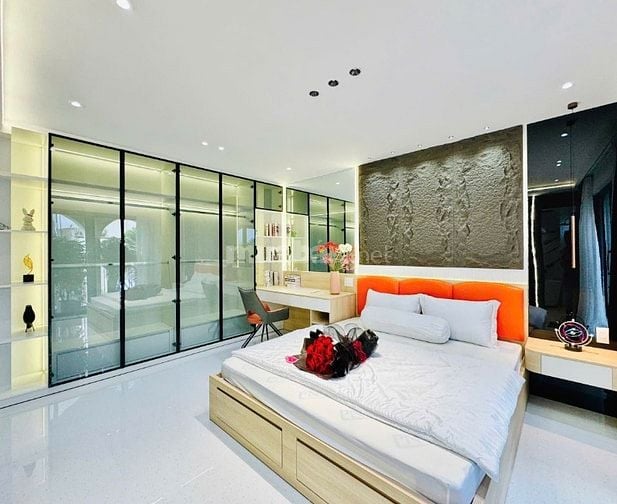 CHỦ BÁN NHÀ ĐẸP MỚI XÂY ĐÚC 3LẦU FULL NỘI THẤT GẦN SÂN BAY GIÁ MỀM