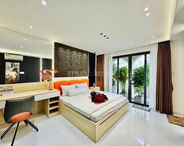 CHỦ BÁN NHÀ ĐẸP MỚI XÂY ĐÚC 3LẦU FULL NỘI THẤT GẦN SÂN BAY GIÁ MỀM