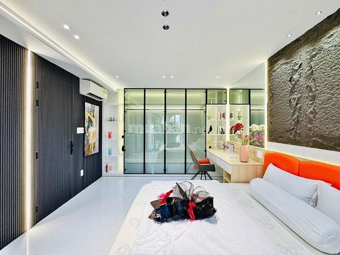 CHỦ BÁN NHÀ ĐẸP MỚI XÂY ĐÚC 3LẦU FULL NỘI THẤT GẦN SÂN BAY GIÁ MỀM