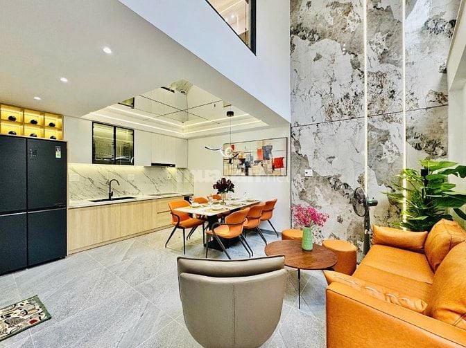 CHỦ BÁN NHÀ ĐẸP MỚI XÂY ĐÚC 3LẦU FULL NỘI THẤT GẦN SÂN BAY GIÁ MỀM