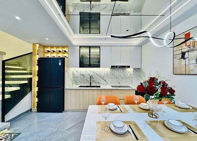 CHỦ BÁN NHÀ ĐẸP MỚI XÂY ĐÚC 3LẦU FULL NỘI THẤT GẦN SÂN BAY GIÁ MỀM