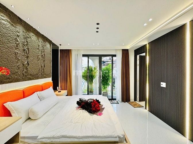 CHỦ BÁN NHÀ ĐẸP MỚI XÂY ĐÚC 3LẦU FULL NỘI THẤT GẦN SÂN BAY GIÁ MỀM
