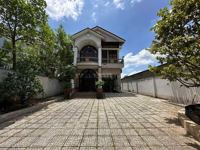  Cho thuê Biệt Thự Góc 2 Mặt tiền sân vườn 1000m2  view sông 