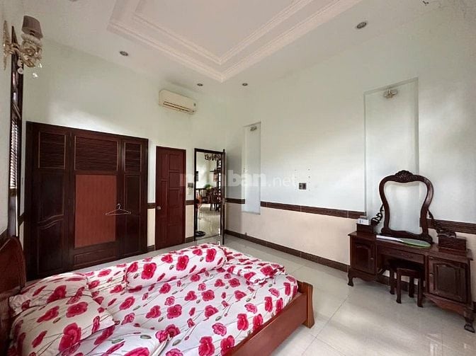  Cho thuê Biệt Thự Góc 2 Mặt tiền sân vườn 1000m2  view sông 