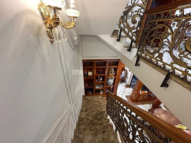 Cho thuê căn shophouse 1T3L khu Văn Hoa Villa, đầy đủ nội thất gỗ 